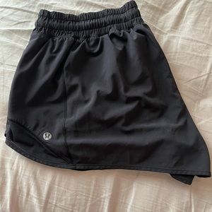 Black lululemon hotty hot shorts 4’’